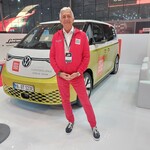 „Geneva International Motorshow Qatar 2023“: Der Schweizer Autovisionär Frank M. Rinderknecht und sein Team fuhren mit zwei Volkswagen ID Buzz von Genf nach Katar.