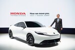 Japan Mobility Show 2023: Honda-Präsident Toshihiro Mibe mit dem Prelude Concept.