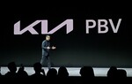 CES 2024: Kia-CEO Ho Sung Song stellt die Platform Beyond Vehicle (PBV) vor.