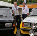 Erich Bitter (links) mit dem Opel Rekord C, der als 