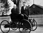 Henry Ford und Henry Ford II mit dem Quadricycle (1946).