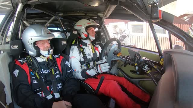 Unser Autor Axel F. Busse als Co-Driver mit Jari-Matti Latvala im Toyota Yaris WRC.