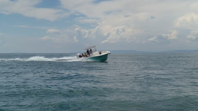 Motorboot des franzöischen Herstellers White Shark mit einem V8-XTO-Außenborder von Yamaha.
